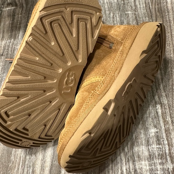 Uggs Neumel zip up kids size 1, good, used condition - Picture 5 of 7